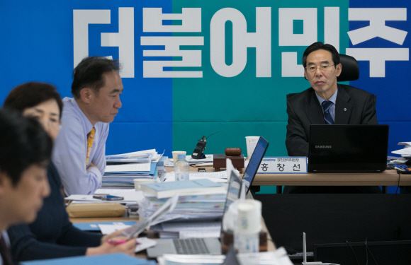 20대 총선을 30일 앞둔 14일 오후 서울 여의도 더불어민주당사에서 열린 청년 비례대표 후보 면접에 참석한 홍창선 공천관리위원장 등 위원들이 후보들의 발언을 듣고 있다. 2016. 03. 14 이종원 선임기자 jongwon@seoul.co.kr