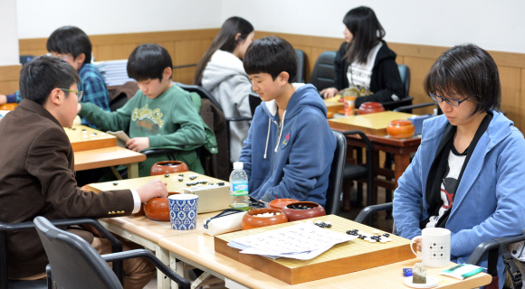 충암바둑도장 수강생들이 14일 서울 서대문구 남가좌동 충암도장에서 동료들과 대국을 펼치거나 기보를 보며 연구에 몰두하고 있다. 손형준 기자 boltagoo@seoul.co.kr