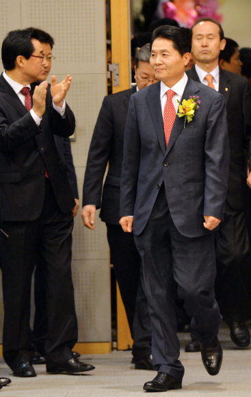취임식장에 들어서는 김병원 농협중앙회장(오른쪽). 김 회장은 “농가 5000만원 소득 시대를 열겠다”는 포부를 밝혔다. 손형준 기자 boltagoo@seoul.co.kr