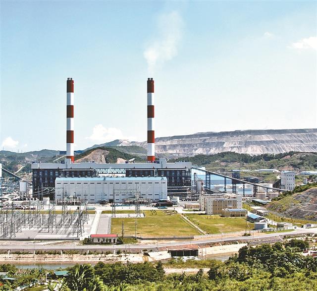 순환유동층 보일러라는 첨단 기술이 접목된 몽즈엉1 화력발전소. 뒤로 보이는 산이 노천 석탄 광산이다. 현대건설 제공