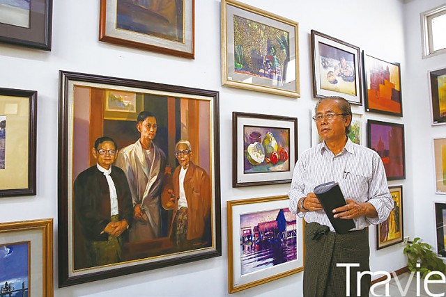 미얀마의 서양화 화풍을 확립한 스승들의 초상화 앞에 선 갤러리 운영자 피터씨