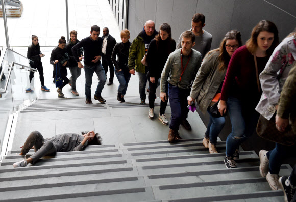 14일(현지시간) 안무가 마리아 하사비(Maria Hassabi)가 뉴욕현대미술관 아그네스 군드 가든 로비의 계단에서 퍼포먼스를 펼치고 있다. AFP 연합뉴스