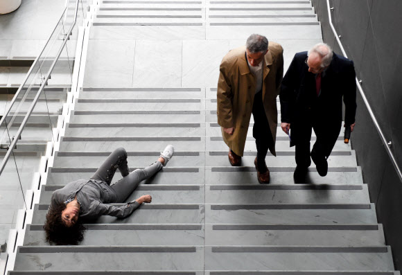 14일(현지시간) 안무가 마리아 하사비(Maria Hassabi)가 뉴욕현대미술관 아그네스 군드 가든 로비의 계단에서 퍼포먼스를 펼치고 있다. AFP 연합뉴스