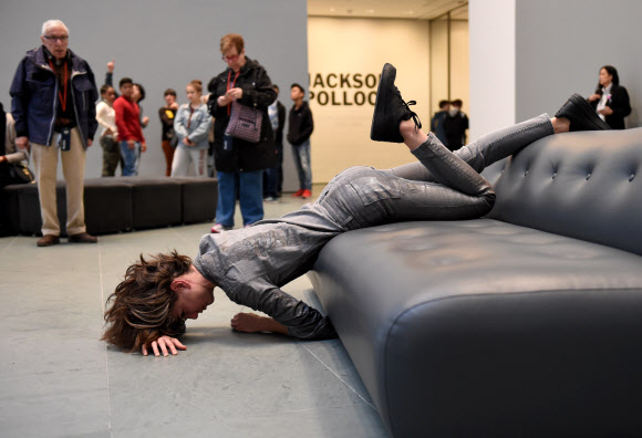 14일(현지시간) 안무가 제시 골드(Jessie Gold )가 뉴욕현대미술관 아트리움에서 퍼포먼스를 펼치고 있다. AFP 연합뉴스