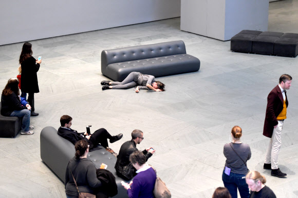 14일(현지시간) 안무가 제시 골드(Jessie Gold )가 뉴욕현대미술관 아트리움에서 퍼포먼스를 펼치고 있다. AFP 연합뉴스