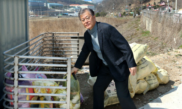 쓰레기봉투 놓는 문재인 전 대표