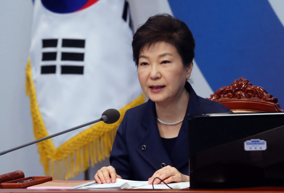 박근혜 대통령이 15일 청와대에서 열린 제11회 국무회의(영상)에서 모두발언을 하고 있다. 안주영 기자 jya@seoul.co.kr