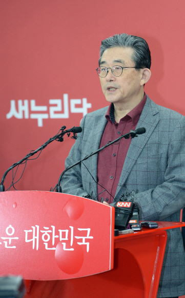 15일 서울 영등포구 여의도 새누리당사에서 이한구 공천위원장이 경선결과를 발표하고 있다.  박지환 기자 popocar@seoul.co.kr