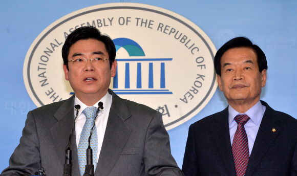 새누리당 홍지만(왼쪽) , 서상기(오른쪽) 의원이 16일 국회에서 공천탈락과 관련 한 기자회견을 하고 있다.  이종원 선임기자 jongwon@seoul.co.kr