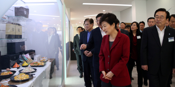 16일 오전 박근혜대통령이 부산 서구 부산 수산가공선진화단지 방문해 수산물가공시설을 참관하고 있다. 이날 행사에는 김영석 해양수산부장관, 김임권 수협중앙회장, 신동빈 롯데그룹회장, 서병수 부산시장 등이 참석했다.  청와대사진기자단