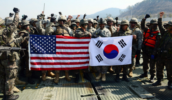 16일 경기도 이천시 제7공병여단 도하훈련장에서 열린 ’한·미 연합 소부대 도하훈련’에서 한국군 제7공병여단 도하대대와 미군 제2전투항공여단 공병대대 장병들이 훈련을 마친 후 기념촬영을 하고 있다. 이번 훈련은 우리 군이 부교를 설치하는 과정에서 교절에 이상이 생겼을 때 미군 교절로 대체할수 있는지 점검하는데 초점이 맞춰졌다.  박윤슬 기자 seul@seoul.co.kr