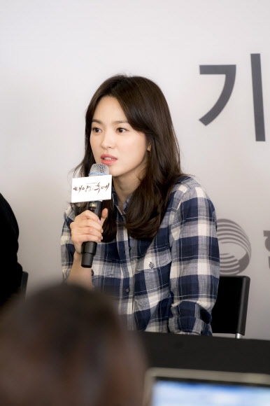 KBS 2TV 수목드라마 ’태양의 후예’에서 의사 강모연 역을 맡은 배우 송혜교가 16일 오후 가진 기자간담회에서 발언하고 있다. <br>블리스미디어 제공
