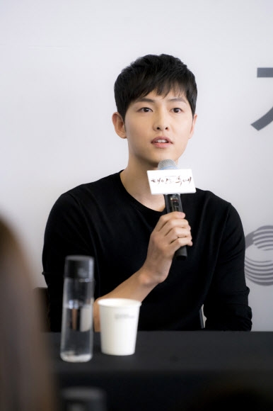 시청률 30%를 넘보며 인기를 모으고 있는 KBS 2TV 수목드라마 ’태양의 후예’에서 특전사 대위 유시진 역을 맡은 배우 송중기가 16일 오후 열린 기자간담회에서 이야기를 하고 있다. <br>블리스미디어 제공
