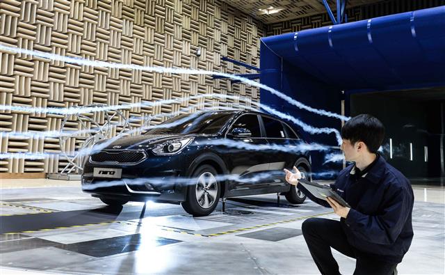 16일 경기 화성시 현대·기아자동차 남양연구소 풍동시험장에서 기아차 연구원이 친환경 소형 SUV ‘니로’의 공력성능 평가 테스트를 진행하고 있다. 기아차 제공