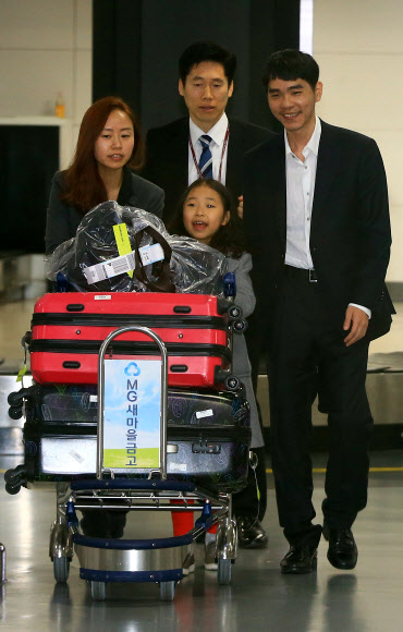 이세돌(오른쪽) 9단이 16일 아내 김현진(왼쪽)씨, 딸 혜림(가운데)양과 함께 제주국제공항 게이트를 빠져나가고 있다. 제주 연합뉴스