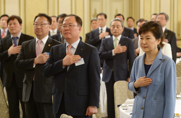 박근혜 대통령이 17일 청와대에서 열린 ’2015년도 고용창출 100대 우수기업 오찬’ 행사에서 국민의례를 하고 있다. 2016. 03. 17 안주영 기자 jya@seoul.co.kr