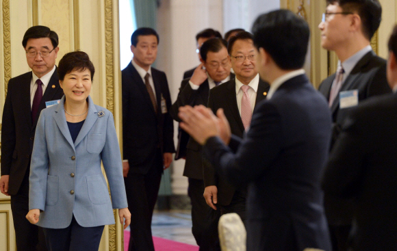 박근혜 대통령이 17일 청와대에서 열린 ’2015년도 고용창출 100대 우수기업 오찬’ 행사에  참석하고 있다. 2016. 03. 17 안주영 기자 jya@seoul.co.kr