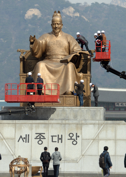 시청직원들이 17일 광화문광장에 세워진 세종대왕 동상 안전점검을 하고 있다. 2016.3.17  김명국전문기자 daunso@seoul.co.kr