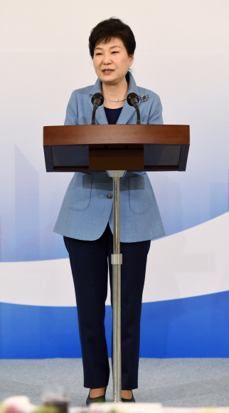 박근혜 대통령이 17일 청와대에서 열린 ’2015년도 고용창출 100대 우수기업 오찬’ 행사에서 인사말을 하고 있다.  안주영 기자 jya@seoul.co.kr