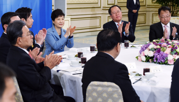 박근혜 대통령이 17일 청와대에서 열린 ’2015년도 고용창출 100대 우수기업 오찬’ 행사에서 고용창출 우수 사례를 들으며 박수치고 있다.  안주영 기자 jya@seoul.co.kr
