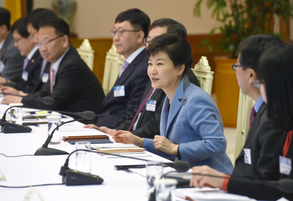 박근혜 대통령이 17일 청와대에서 열린 ‘지능정보사회 민관합동 간담회’에서 소프트웨어(SW) 관련 기업인과 전문가들을 대상으로 모두 발언을 하고 있다. 안주영 기자 jya@seoul.co.kr 