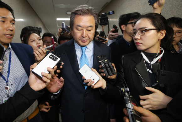 김무성 새누리당 대표가 18일 서울 여의도 국회에서 열린 비공개 최고위원회의가 정회된 뒤 굳은 얼굴로 자리를 뜨고 있다. 2016. 03. 18 박지환 기자 popocar@seoul.co.kr