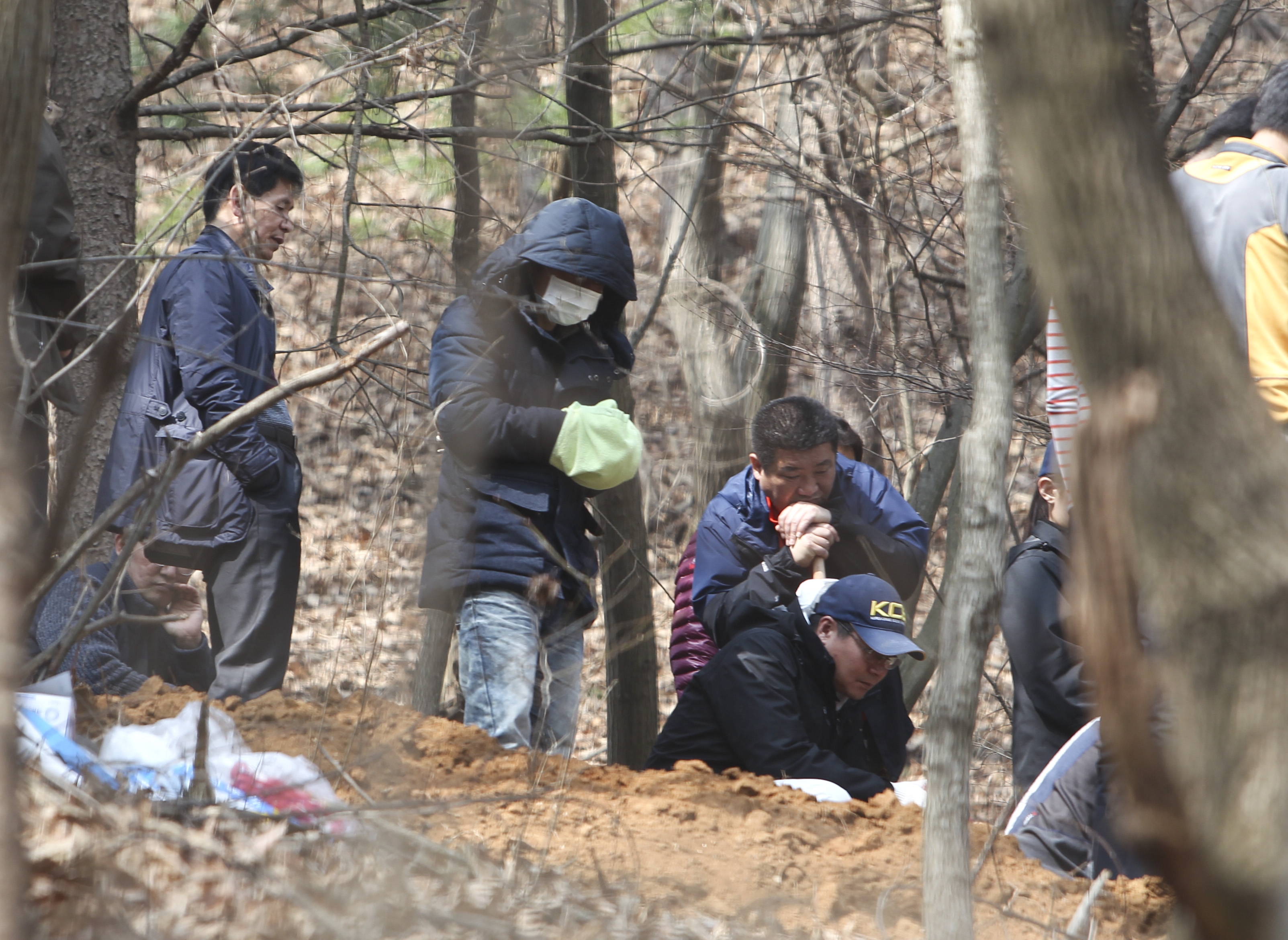 19일 오후 충북 진천군의 한 야산에서 경찰이 4년 전 숨진 4살배기 딸을 암매장한 30대 아버지와 함께 시신을 수색하고 있다. 연합뉴스.
