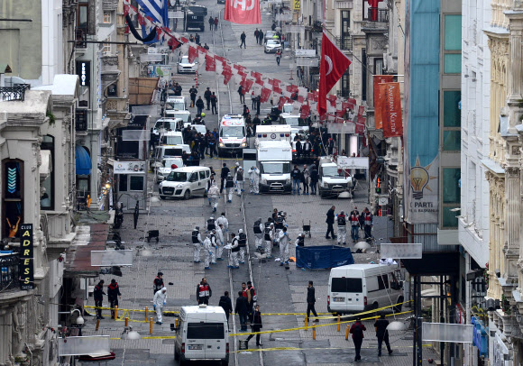 터키 이스탄불에서 자살폭탄 테러. 터키 최대 도시인 이스탄불의 중심가인 이스티크랄에서 19일(현지시간) 자살폭탄 테러가 발생해 최소 4명이 숨졌다. EPA=연합뉴스