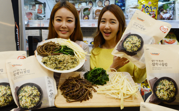 롯데마트는 봄내음 가득한 삼색 나물밥을 출시해 서울역점에서 선보이고있다. 안주영 기자jya@seoul.co.kr