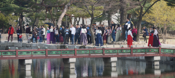 춘분인 20일 오후 경복궁을 찾은 관람객들이 한가로운 시간을 보내고 있다. 안주영 기자 jys@seoul.co.kr