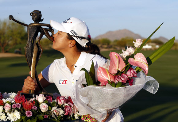 지난해 미여자프로골프(LPGA) 투어 신인왕 김세영이 21일 미국 애리조나주 피닉스의 와일드파이어 골프클럽에서 열린 LPGA 투어 JTBC 파운더스컵에서 우승한 뒤 트로피에 입을 맞추고 있다. 피닉스 AP 연합뉴스