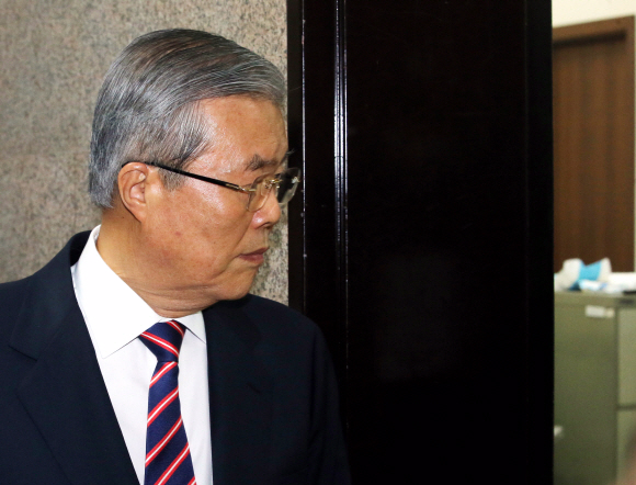 22일 오후 여의도 국회에서 열린 비대위 회의에 입장하는 김 대표의 모습. 박지환 기자 popocar@seoul.co.kr