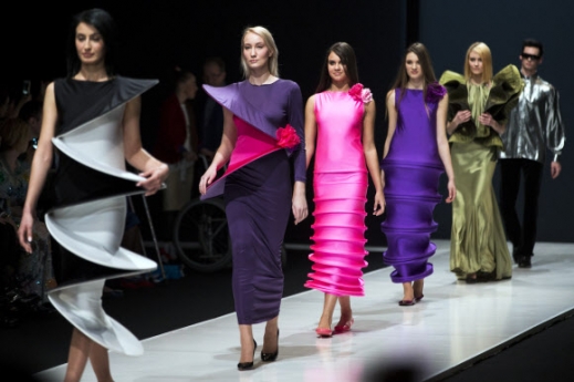 22일(현지시간) 러시아 모스크바에서 열린 ‘모스크바 패션위크’ 행사 중 모델들이 프랑스 디자이너 ‘피에르 가르뎅(Pierre Cardin)’의 의상을 선보이고 있다.<br>AP 연합뉴스