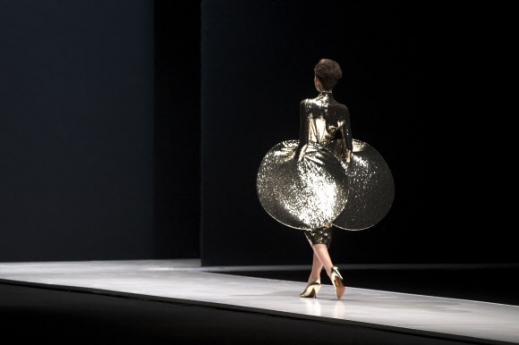 22일(현지시간) 러시아 모스크바에서 열린 ‘모스크바 패션위크’ 행사 중 모델이 프랑스 디자이너 ‘피에르 가르뎅(Pierre Cardin)’의 의상을 선보이고 있다.<br>AP 연합뉴스