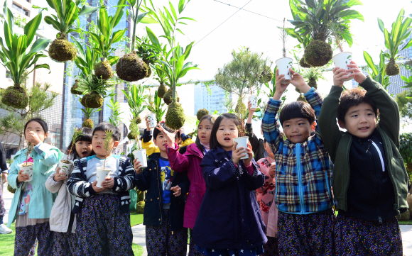 23일 서울 광화문광장에서 열린 국민과 함께하는 내나무 갖기 한마당 행사에 참여한 어린이들이 행사에서 받은 나무를 들어 보이고 있다.  정연호 기자 tpgod@seoul.co.kr