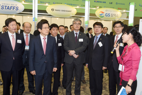 23일 경기 고양시 킨텍스에서 개막한 ‘2016 대한민국 고졸 인재 잡콘서트’에서 황교안 국무총리 등 참석자들이 방송통신대학교에 대한 설명을 등고 있다.  김명국 전문기자 daunso@seoul.co.kr