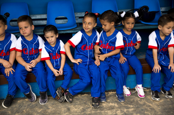 22일(현지시간) 쿠바 아바나에서 열린 미국 프로야구 메이저리그의 템파베이 레이스와 쿠바 야구 국가대표팀의 친선경기에 앞서 축하행사에 참석한 어린이들이 경기 시작을 기다리고 있다. AP 연합뉴스