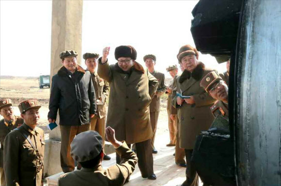 북한 김정은 국방위원회 제1위원장이 고출력 고체 로켓 발동기(엔진) 지상 분출 및 계단분리시험(단분리 실험)을 지도했다고 북한 노동당 기관지 노동신문이 24일 보도했다. 그는 “로켓공업발전에서 새로운 도약대를 마련하였다. 영원히 잊지못할 날, 역사적인 날”이라며 “(앞으로) 원수들에게 무서운 공포와 전율을 안기는 국방과학기술성과들을 다계단으로 연이어 이룩할 것”이라고 말했다.  연합뉴스