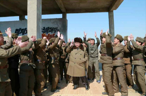 북한 김정은 국방위원회 제1위원장이 고출력 고체 로켓 발동기(엔진) 지상 분출 및 계단분리시험(단분리 실험)을 지도했다고 북한 노동당 기관지 노동신문이 24일 보도했다. 그는 “로켓공업발전에서 새로운 도약대를 마련하였다. 영원히 잊지못할 날, 역사적인 날”이라며 “(앞으로) 원수들에게 무서운 공포와 전율을 안기는 국방과학기술성과들을 다계단으로 연이어 이룩할 것”이라고 말했다.  연합뉴스