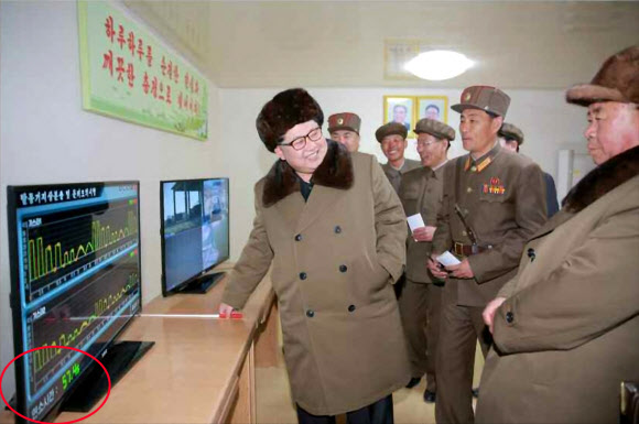 북한 김정은 국방위원회 제1위원장이 고출력 고체 로켓 발동기(엔진) 지상 분출 및 계단분리시험(단분리 실험)을 지도했다고 북한 노동당 기관지 노동신문이 24일 보도했다. 그는 “로켓공업발전에서 새로운 도약대를 마련하였다. 영원히 잊지못할 날, 역사적인 날”이라며 “(앞으로) 원수들에게 무서운 공포와 전율을 안기는 국방과학기술성과들을 다계단으로 연이어 이룩할 것”이라고 말했다. 김 제1위원장이 가리키는 모니터 밑(붉은 원)에 로켓 엔진의 연소시간이 57.4초(s)라는 표시가 눈에 띈다.  연합뉴스