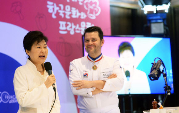 박근혜 대통령이 24일 서울 신라호텔에서 열린 프랑스 미식주간 마스터클래스 행사에서 인사말을 하고 있다. 오른쪽은 에릭 트로셩 셰프.  청와대사진기자단