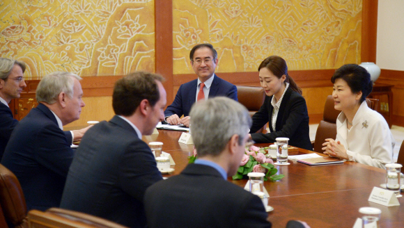 박근혜 대통령이 24일 청와대 접견실에서 장-마크 에호 프랑스외교장관을 접견, 대화하고 있다.  청와대사진기자단