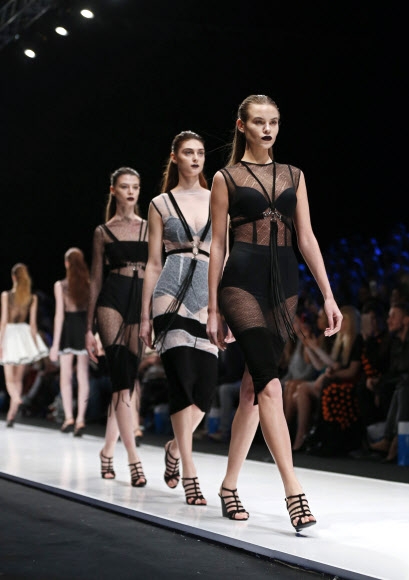 23일(현지시간) 러시아 모스크바 패션위크에서 디자이너 나디아 슬라비나(Nadia Slavina)의 의상을 입은 모델들이 런웨이를 걷고 있다.<br>EPA 연합뉴스