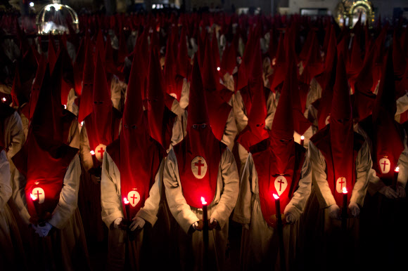 23일(현지시간) 스페인 사모라에서 성주간을 맞아 ‘침묵의 행렬’에 참여한 사람들이 촛불을 들고 거리를 걷고 있다. AP 연합뉴스