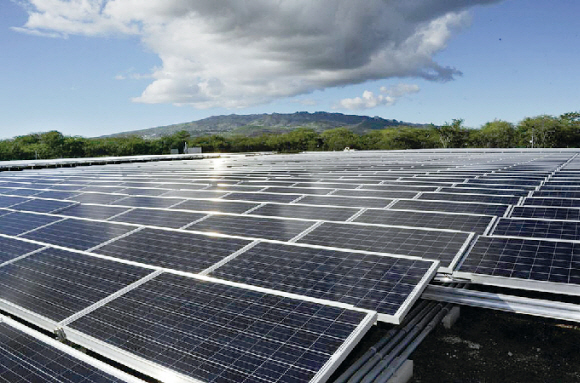 한화큐셀이 2013년 12월 건설한 하와이 칼렐루아 재생에너지 파크 내 태양광 시설. 한화그룹 제공