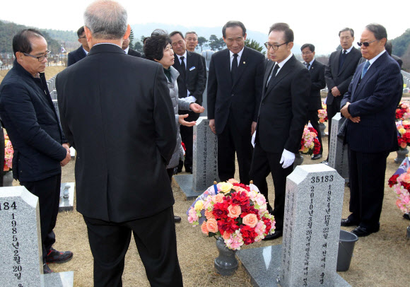 ‘서해수호의 날’ 앞두고 천안함 46용사 묘역 찾은 이명박 전 대통령
