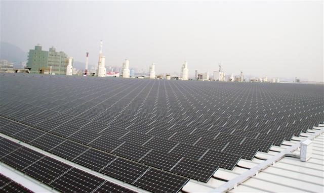 LG전자가 구미공장에 구축한 지붕형 태양광 발전소. LG전자는 그룹 계열사 사업장 19곳 지붕에 태양광 발전소를 설치했다. LG전자 제공