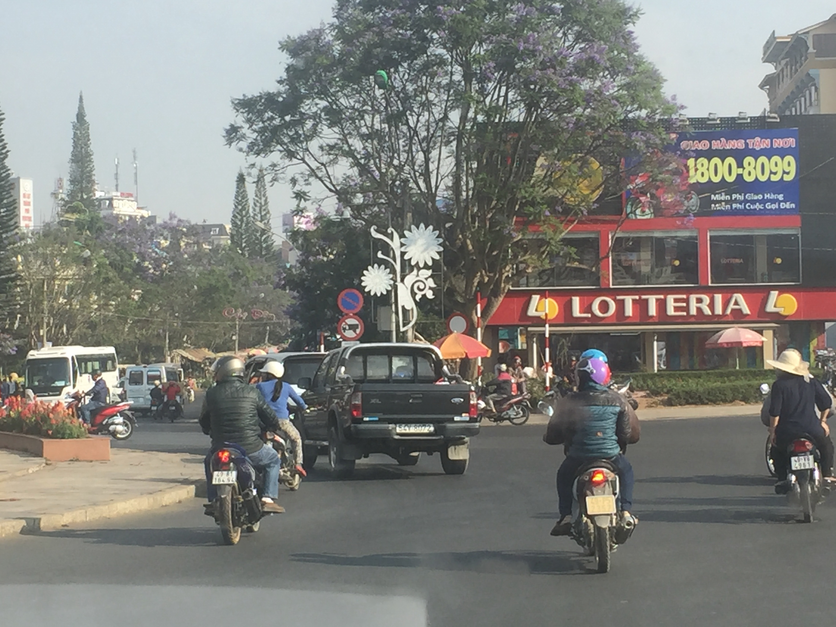 달랏 시내를 뒤덮고 있는 오토바이 행렬