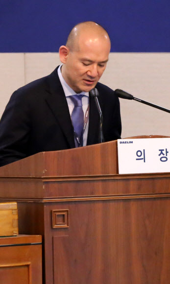 이해욱 대림산업 부회장. 운전기사를 상습 폭행하고 폭언해 물의를 빚은 이해욱 대림산업 부회장(대표이사)이 25일 서울 종로구 대림산업 본사에서 열린 정기 주주총회에 참석해 사과문을 읽고 있다. 연합뉴스