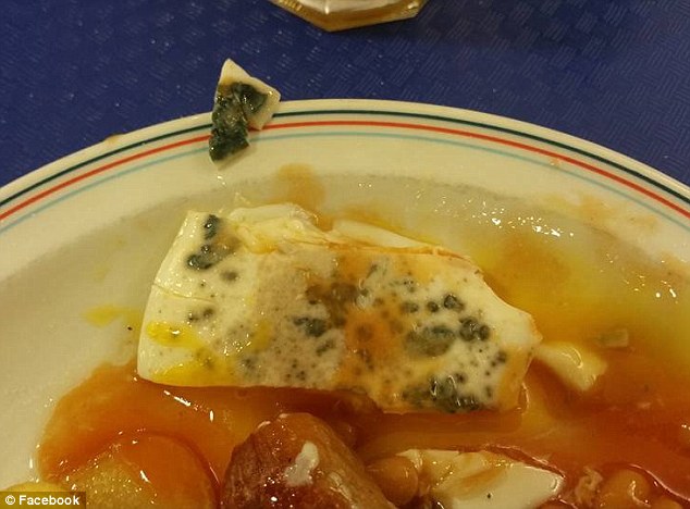 영국군 급식으로 제공된 곰팡이 핀 달걀 프라이. 출처 페이스북